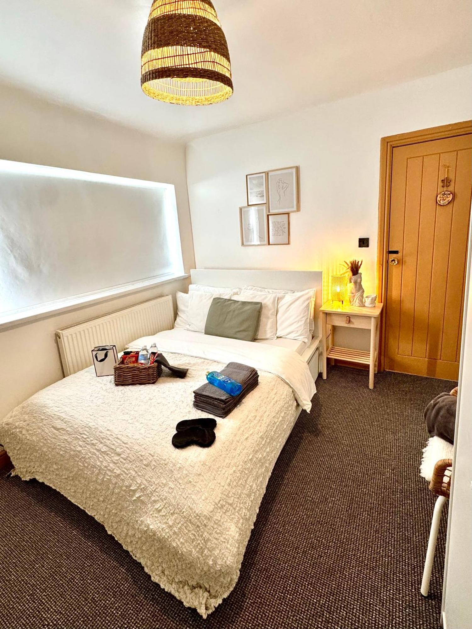 Апартаменты Contractor Haven- 3Bdr Crew House, Free Parking, Fast Wifi & Private Garden Ноттингем Экстерьер фото