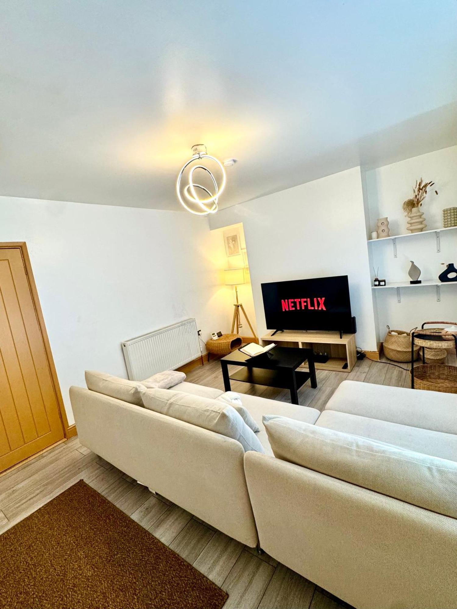 Апартаменты Contractor Haven- 3Bdr Crew House, Free Parking, Fast Wifi & Private Garden Ноттингем Экстерьер фото